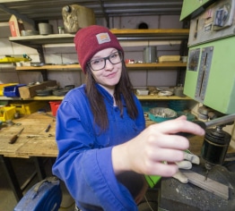 Praktikantin Lina - Chef benutzt mich in der Werkstatt!