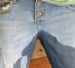 Mein erster Jeans-Piss – direkt vor meiner Haustür konnte ich es nicht mehr halten!