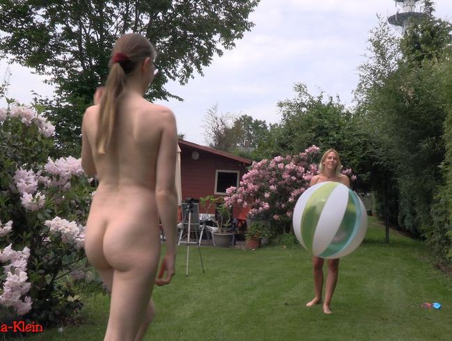 Sexy Girls beim Wasserballspiel im Garten !!