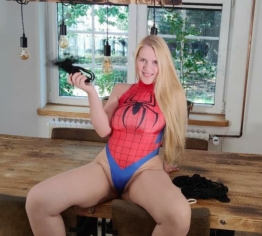 Spider-Maja ist im Netz gefangen und wird hart gefickt!