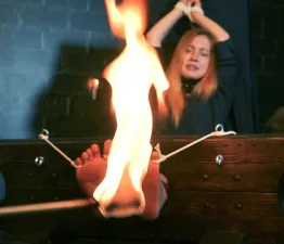 Ameliya die Hexe - Bastinado und 3 ihrer Füße mit Feuer, Wachs und Nadeln