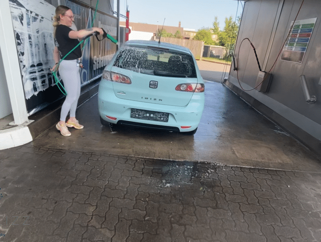 Approached in the car wash?! Horny blowjob to say goodbye!