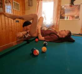 KNEIPENFICK AUF BILLARDTISCH MIT SPRITZER