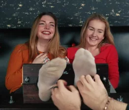 Klassisches Kitzeln von zwei Mädchen + Kitzelfolter durch Füße