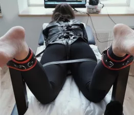 Iraida - Notorischer Hacker harte Füße kitzeln Folter mit einem Blick auf den Monitor. Fetisch-Film nach Maß