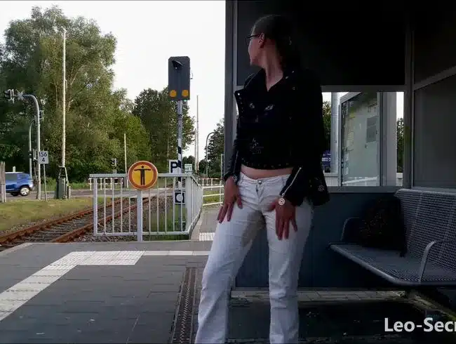 Embarrassing - peed my pants because the train was late ;p