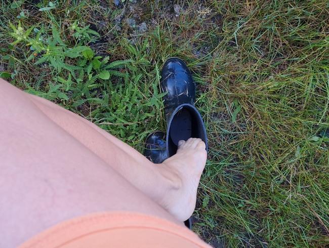 Walk in my rubber boots, that feels good