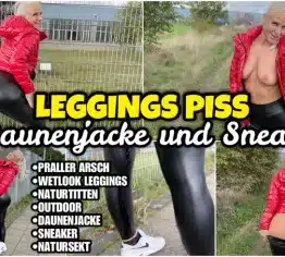 Öffentliche Leggings PISS | Sexy in einer Daunenjacke und Turnschuhen