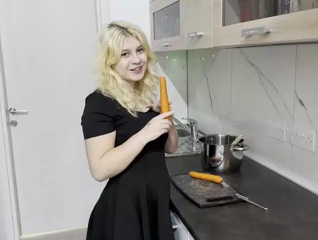 Veggie pussy - cooking always makes me so horny