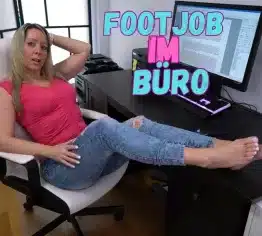 Footjob im Büro