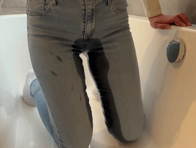 Spontaneous tub piss: The jeans had to believe in it again