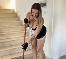 Die sexy Haushälterin schrubbt nicht nur den Boden!