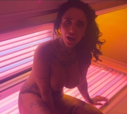 Perverser Spanner im Solarium - dafür muss sein Schwanz her halten!