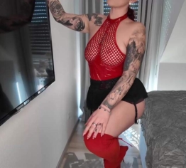 Roter Lack Body und sexy Overknees